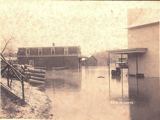  17 Fendorf store on left, Hauenstein's store on right 