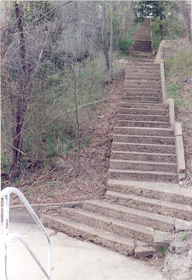  8 steps up to courthouse 