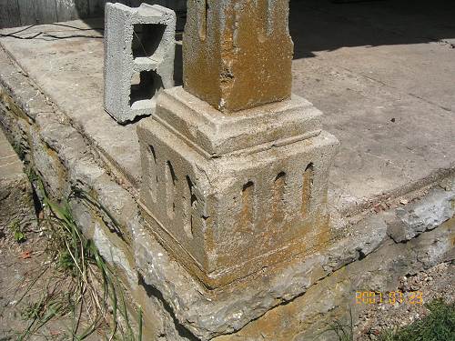 11 Concrete Columns - John Wright House