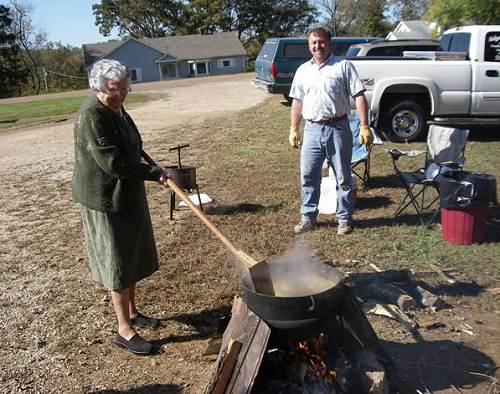 33 Elva Steen stirring Apples