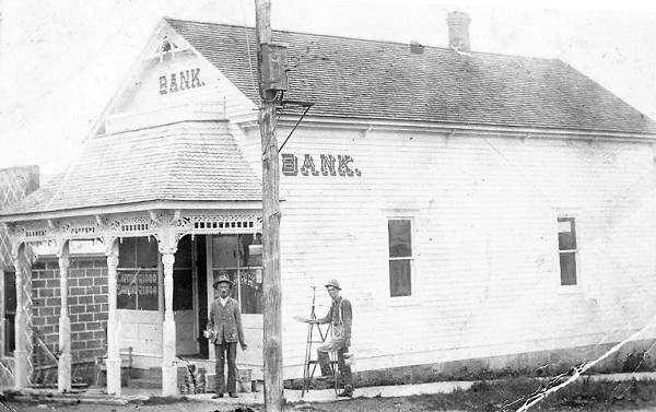 14 Claude Mace on right, painting Bank - 1910