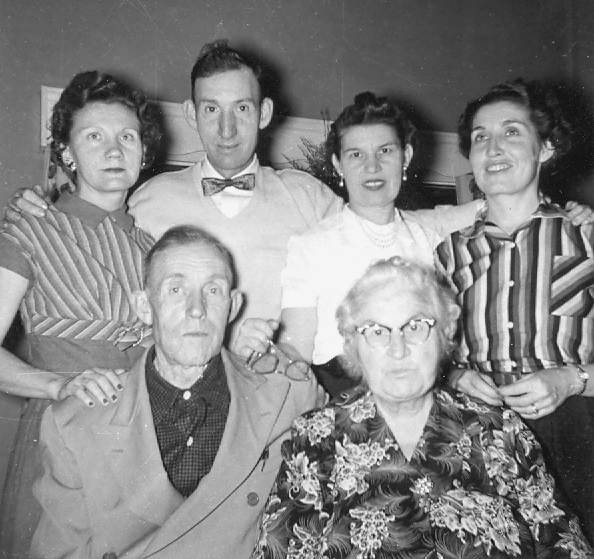 27 Lawrence and Elizabeth Buetel Schulte, Stella, Tony, Pat and Freda