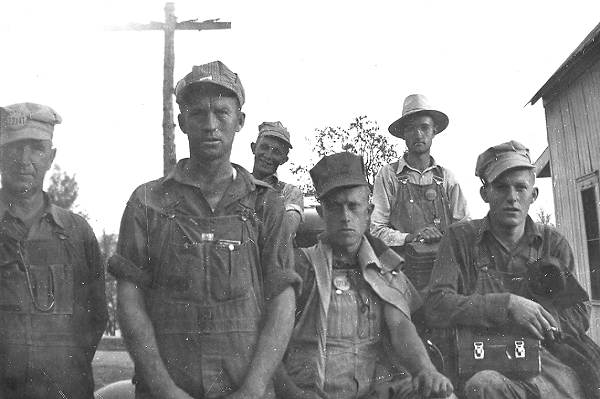 31 Fort Leonard Wood - 1941 - Gene on Far Right