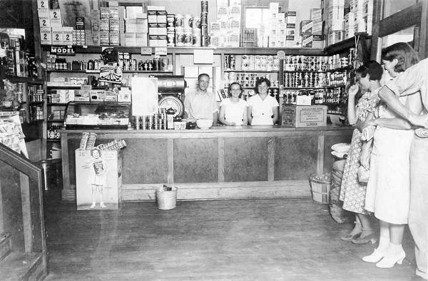 28 Arthur and Susie Bear and Amelia Williams at Bear Tuscumbia Store in Jim Spearman Building