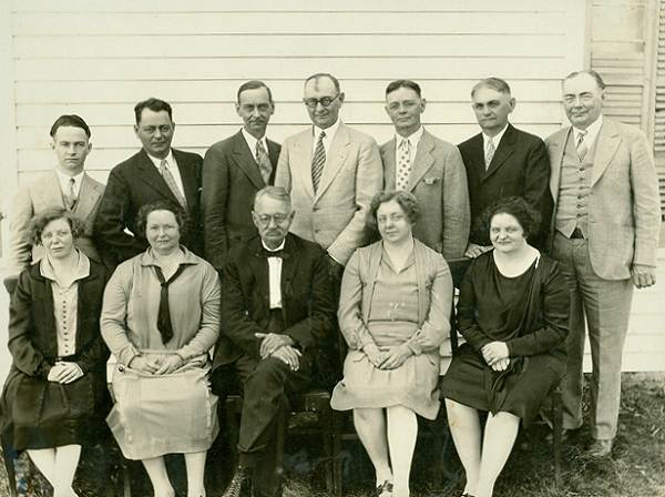 41 James Hawkins Family Back Row LR: Ted, Perry, Clate, Clint, Phil, Carro and Ed Bottom Row: Cora, Lena, James, Nancy and Nellie