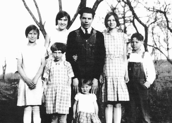 05 Fay, Lena, Earl, Lula, Mack, Lucille and Doris - Missing are Doc and Russell