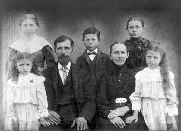 09 Floyd and Susanna Williams Wall, Ella, Alma, Oliver, Emma and Ann - 1899