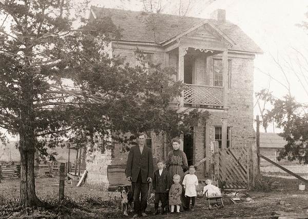 10 Frank, Ellie, Waldo, Virgie and John in front of House Grandpa Williams Built