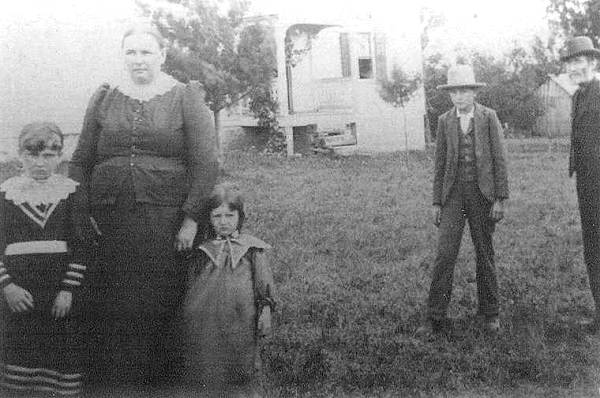 Doubikin family @1900 - Emma, Nancy, Minnie, Walter and Thomas