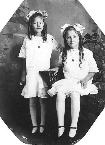 06 Lela Short (left) and Edith Short (right)