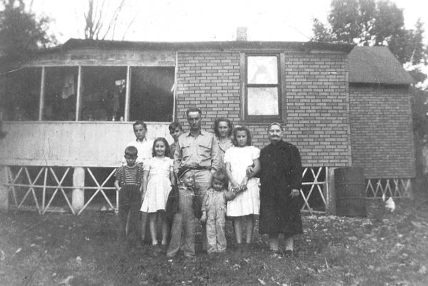 16 Josh McGowin Family in front of home in Pennytown