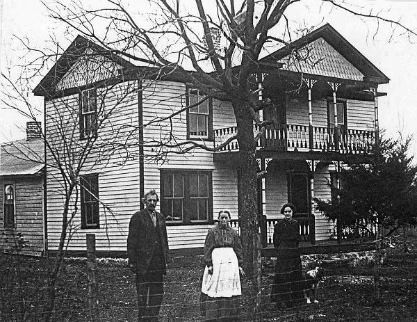 39 Henry Bear, Virginia and Lucy - Front yard of Coburn Bear Nixdorf home in Ulman