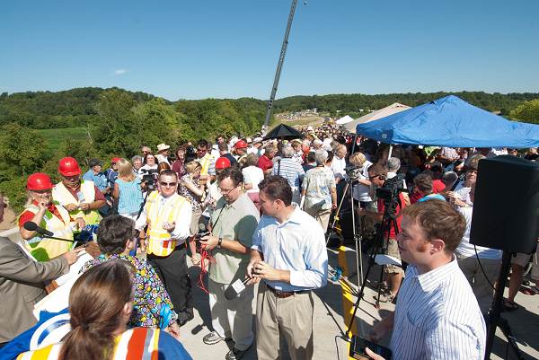 02 Large crowd for Ceremony