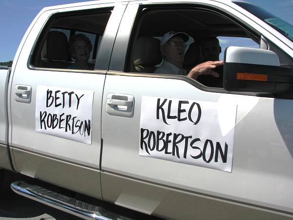 40 Kleo and Betty Robertson in Car