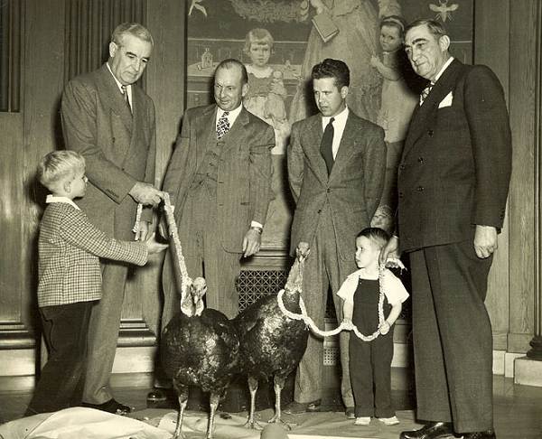 14 Annual Presentation of Turkeys to Governor - 1948