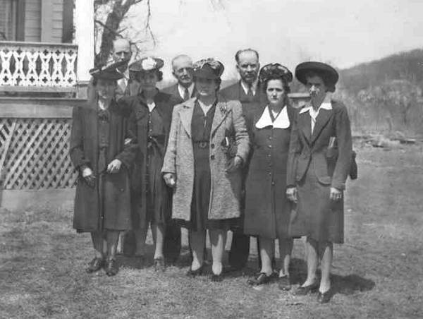 30 Abbett Family: Sadie, Alma, Barcy, Ella, Cleo, Herman, Charlie and Ernest