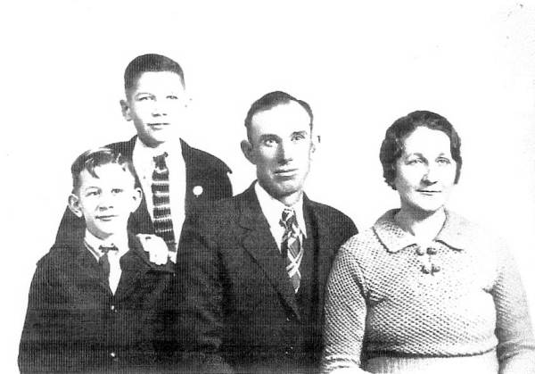 45d John and Edith (Adams) Jarrett with sons Johannis and Tennyson