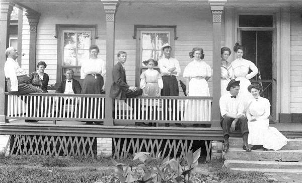11 Moles Family on Porch - Later was Leonard Kallenbach Home