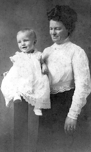 14 Lois Dean Moles and her mother, Olive Crisp Moles, 2nd wife of Herbert L. Moles - 1906