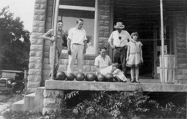 06 Front Porch Store in Tuscumbia - David, Arthur, Sadie, Bonnie, David C. Bear and Susie