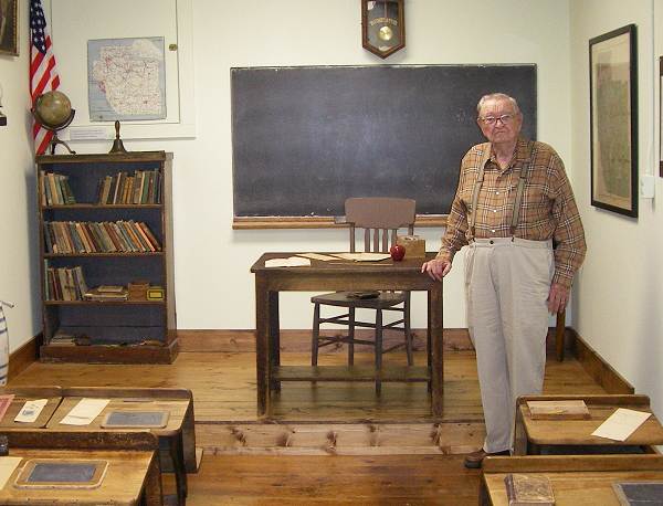 32 Dr. Lyle Hensley in Museum School Room