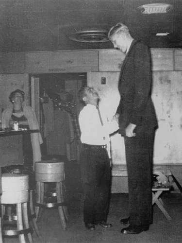 04 Robert Wadlow bows for Ceiling