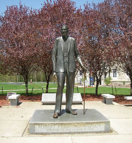 23 Robert Wadlow Statue