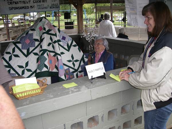 32 Colleen Schlesinger buying raffle tickets for Quilt made by Elva Steen (Sitting)