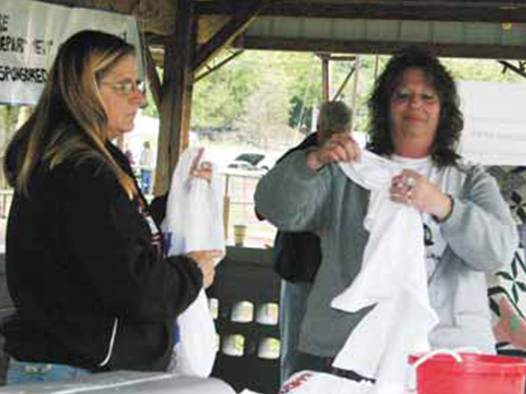 33 Darlen Boren and Stacy White sell T-Shirts
