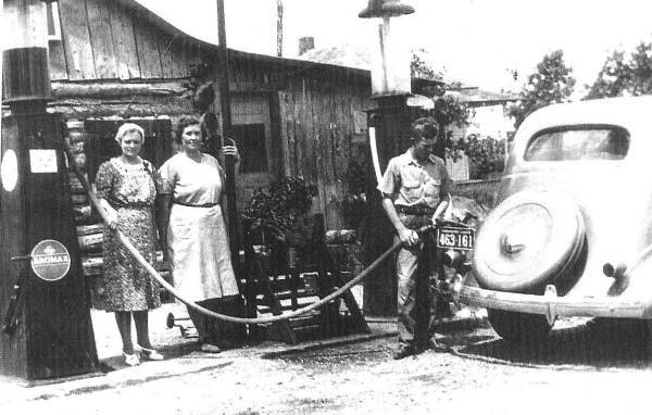 04 Nova Humphrey, Oma Graves and Harry Lee Graves at South Side Station Tuscumbia 1940-41