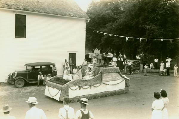 14 Queen's Float - Juanita Messersmith - Miller County Centennial