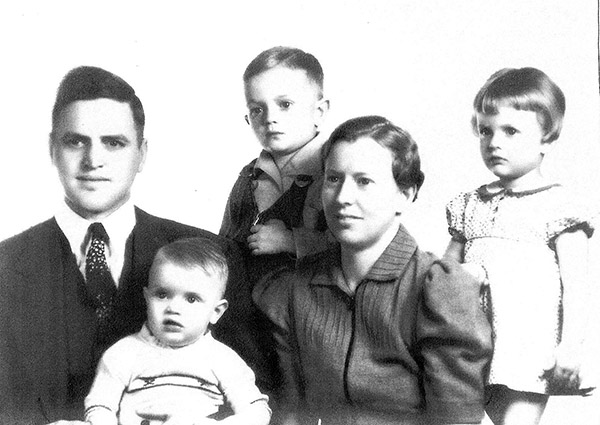 06 Dr. Myron and Margorie Jones, Myron Jr., Margaret and Phillip - 1939