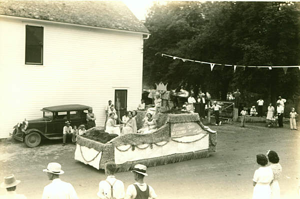  Queen's Float - The Queen and Her Attendants 