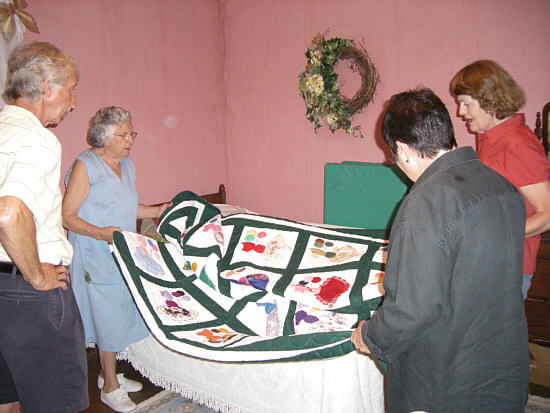 11 Elva's quilt storage bed