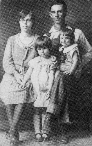 06 Ila, Bert, Alice (standing) and Dorothy (sitting) Hill