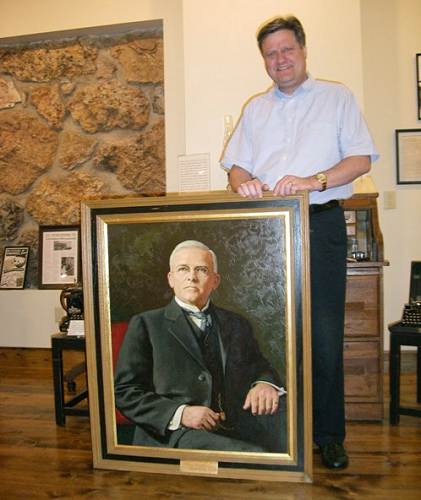 01 Bill Harvey with Painting of Great Great Uncle R.S. Harvey